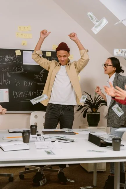 Trois personnes aux profils différents échangent sur un design d’emballage avec des échantillons de couleurs, idéal pour le marketing des petites entreprises.